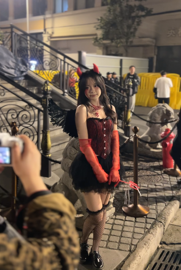 武汉万圣节漂亮的小魔女